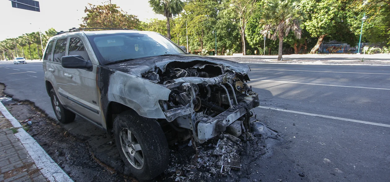 Carro pega fogo e fica destruído em frente ao Shopping Rio Poty