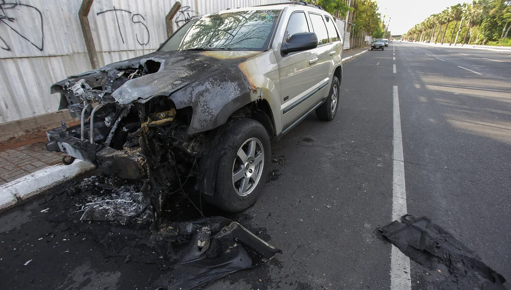 Carro pega fogo na Avenida Marechal 
