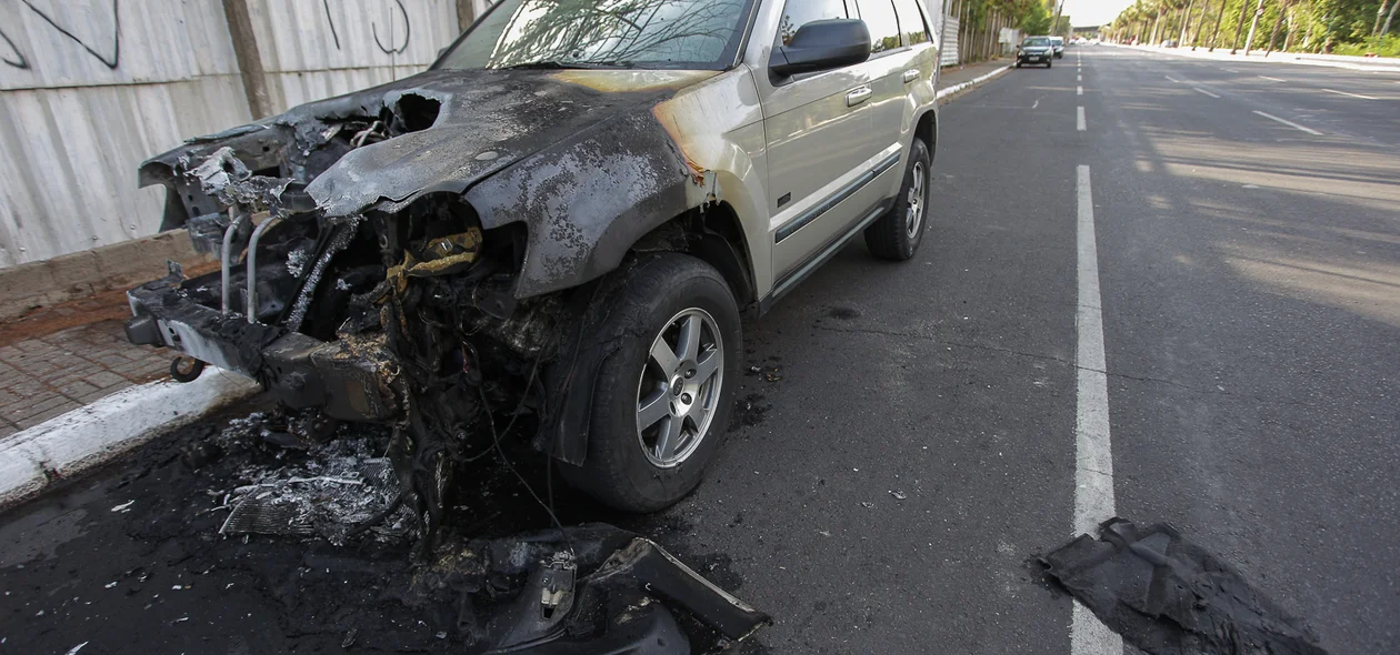 Carro pega fogo na Avenida Marechal 