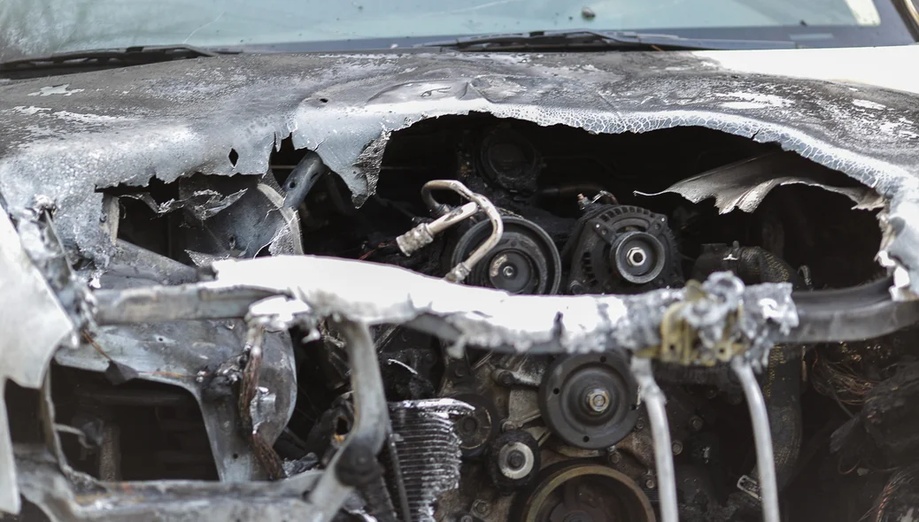  Carro pega fogo e fica completamente destruído