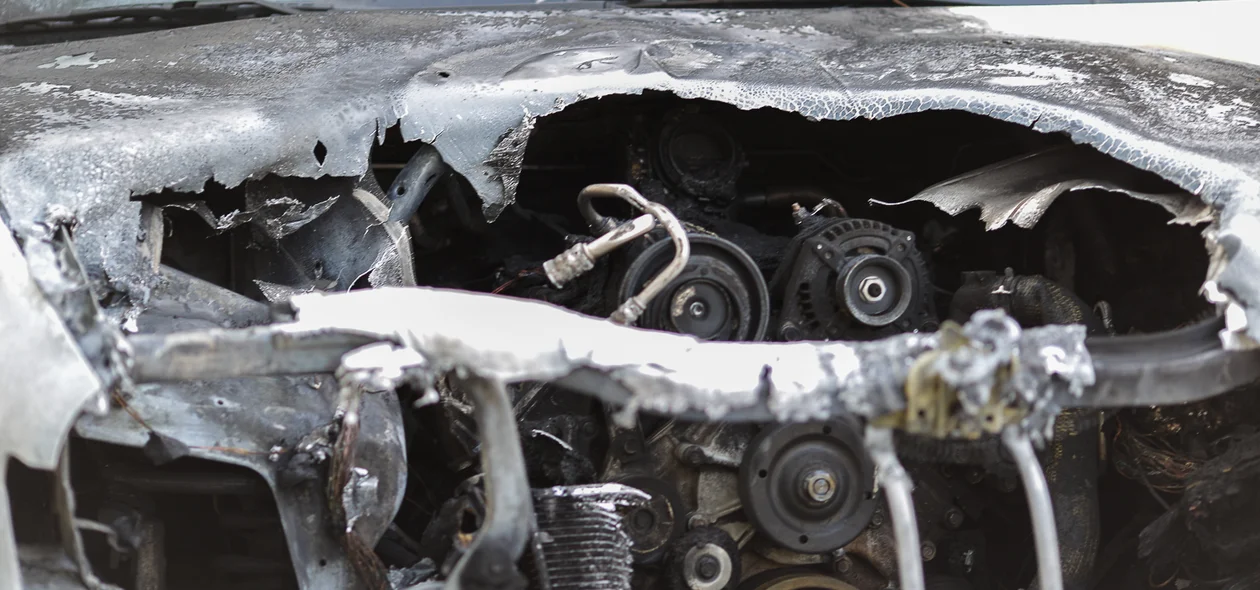  Carro pega fogo e fica completamente destruído