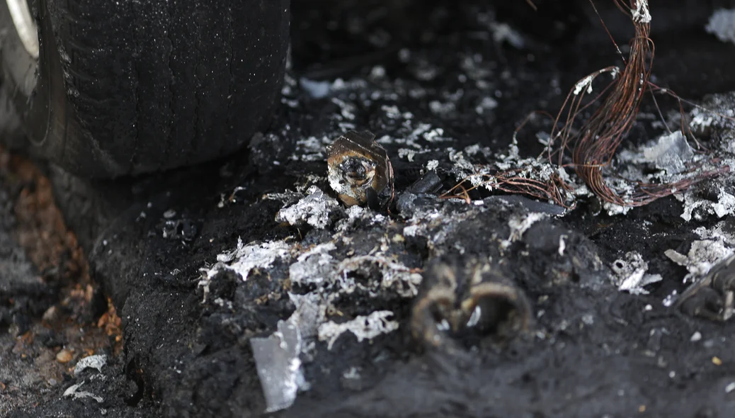 Peças do carro ficam derretidas com o fogo