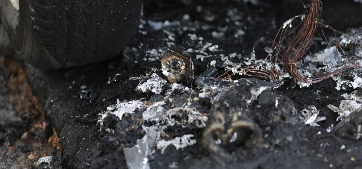 Peças do carro ficam derretidas com o fogo