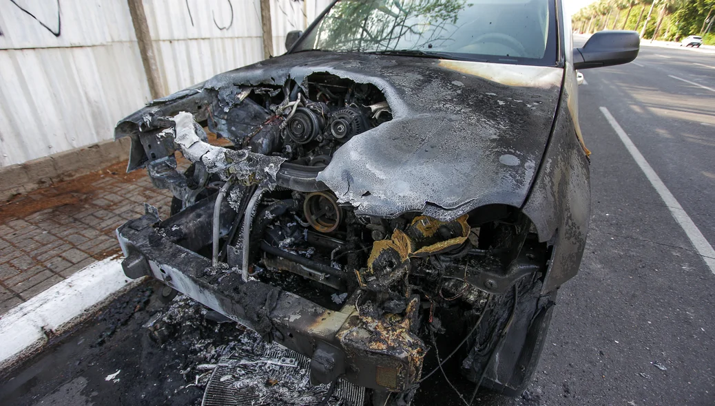 Veículo ficou com a frente completamente destruída 