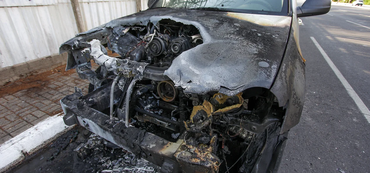 Veículo ficou com a frente completamente destruída 