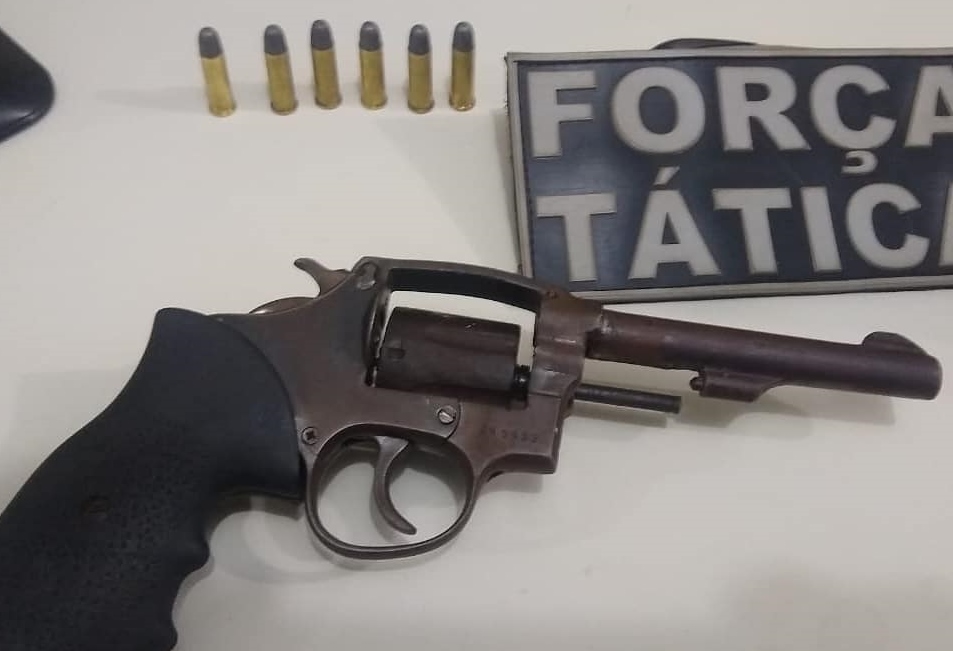 Arma encontrada com os suspeitos
