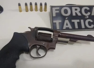 Arma encontrada com os suspeitos