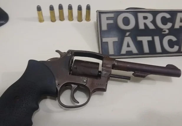 Arma encontrada com os suspeitos