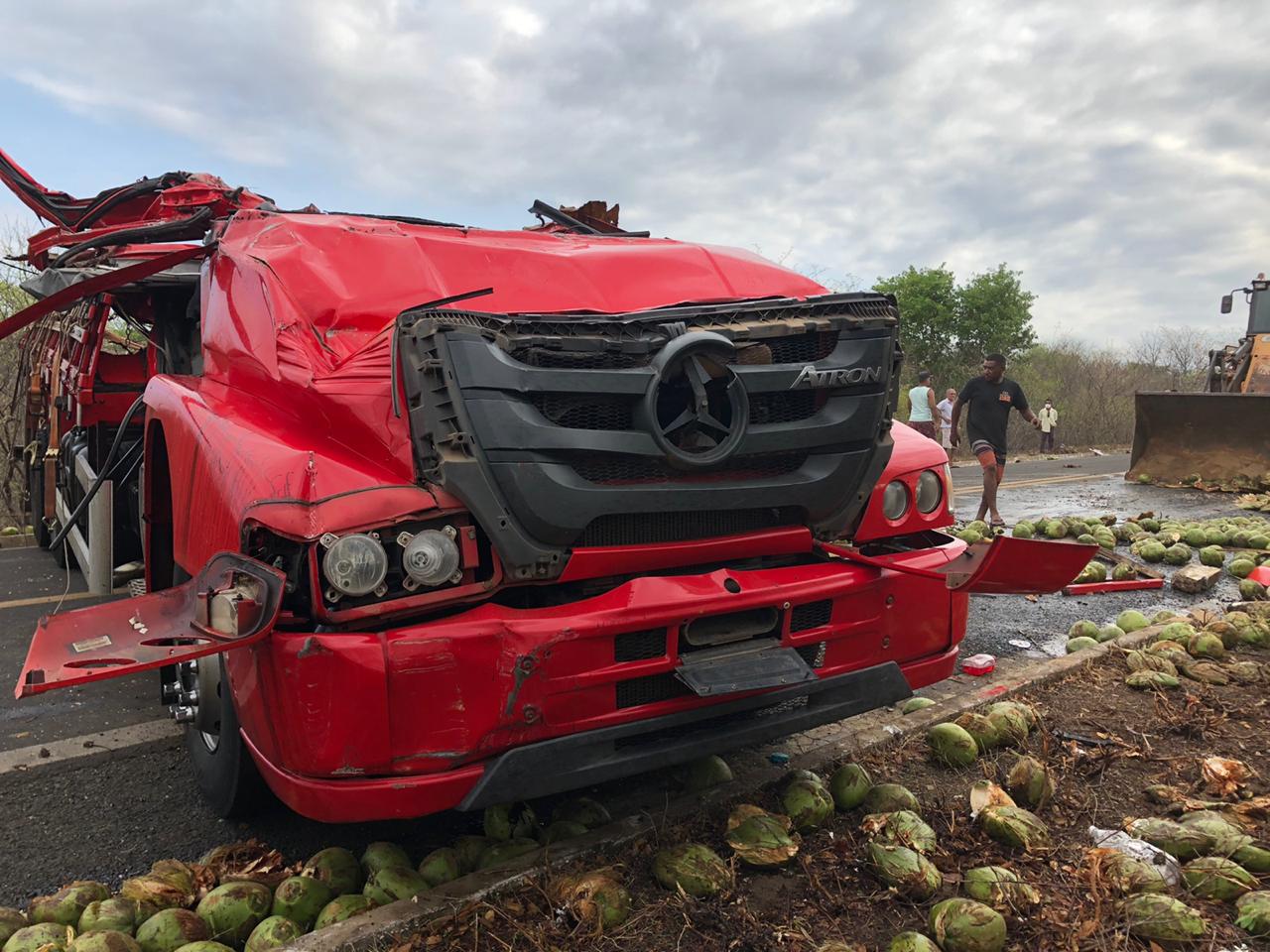 Caminhão ficou destruído