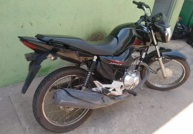 Motocicleta encontrada com a suspeita