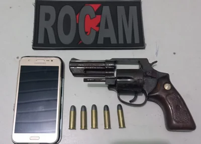 Arma encontrada com o suspeito