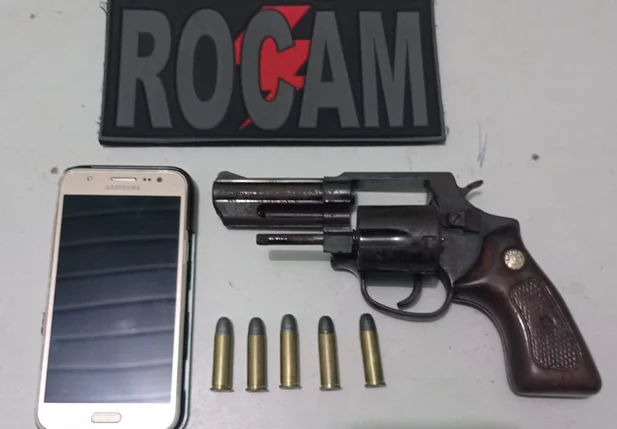 Arma encontrada com o suspeito