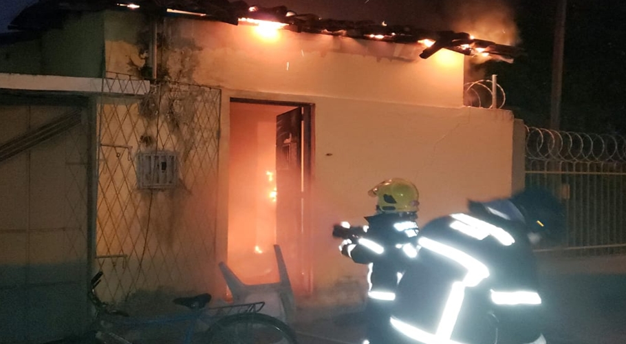 Incêndio destrói casa no bairro Pirajá