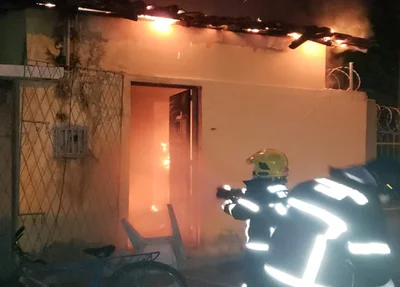 Incêndio destrói casa no bairro Pirajá