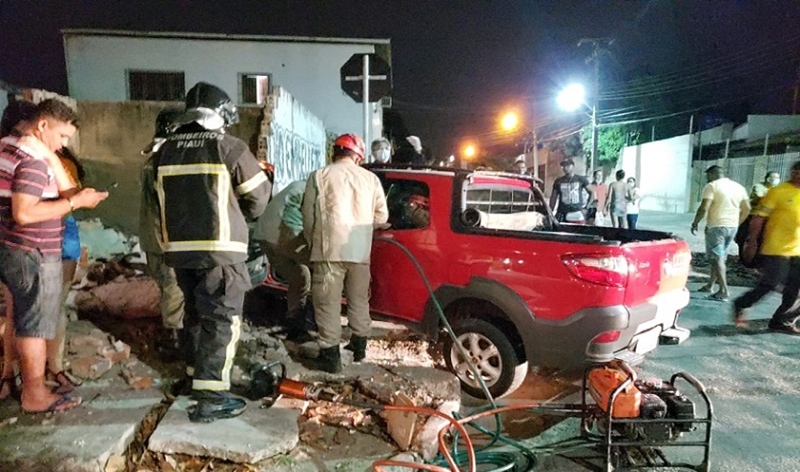 Jovem fica presa ás ferragens após acidente em Teresina