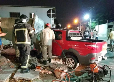 Jovem fica presa ás ferragens após acidente em Teresina