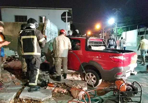 Jovem fica presa ás ferragens após acidente em Teresina