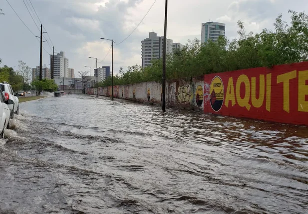 Forte chuva alaga ruas e causa estragos em Teresina