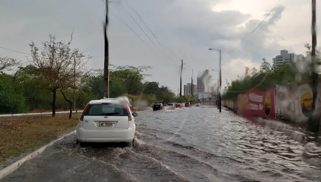 Chuva causa estragos em Teresina