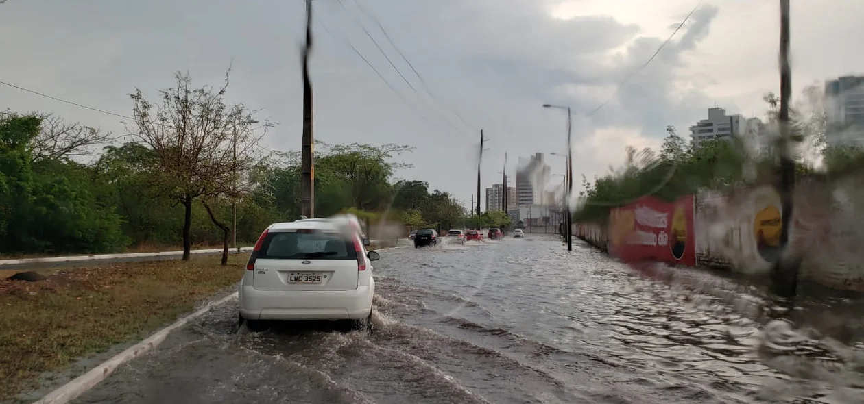 Chuva causa estragos em Teresina