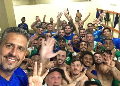Comemoração dos jogadores do Altos após vitória no clássico piauiense