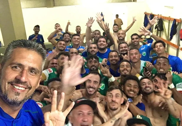 Comemoração dos jogadores do Altos após vitória no clássico piauiense