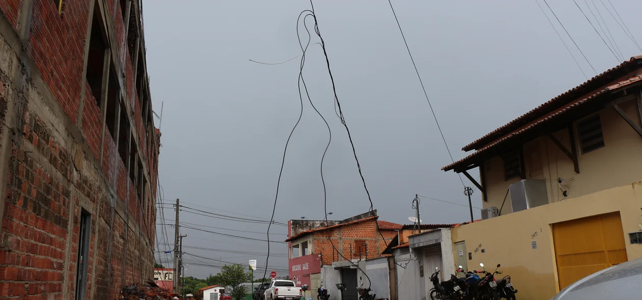 Fios também caíram 