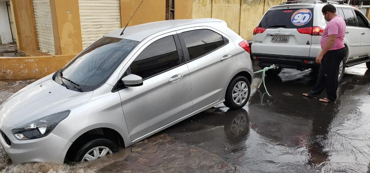 Forte chuva alaga ruas