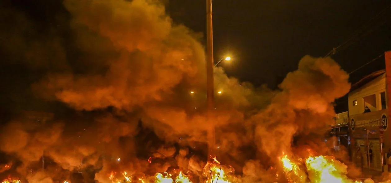 O protesto acontece na zona leste de Teresina