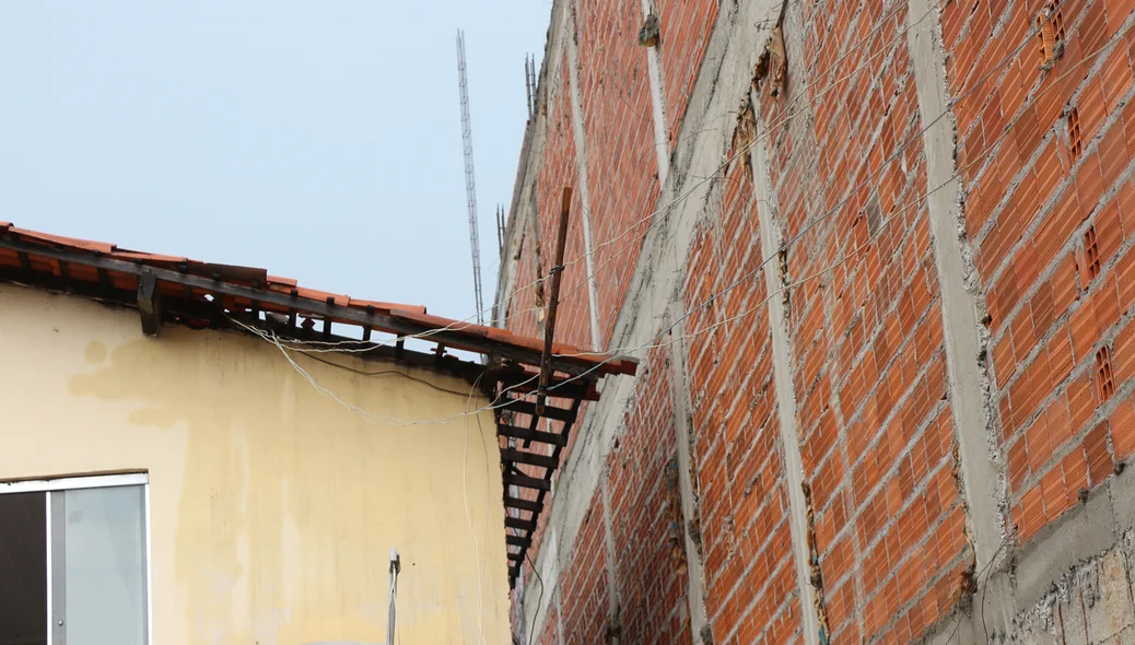 Parte do telhado do imóvel foi atingido com a queda da parede em construção