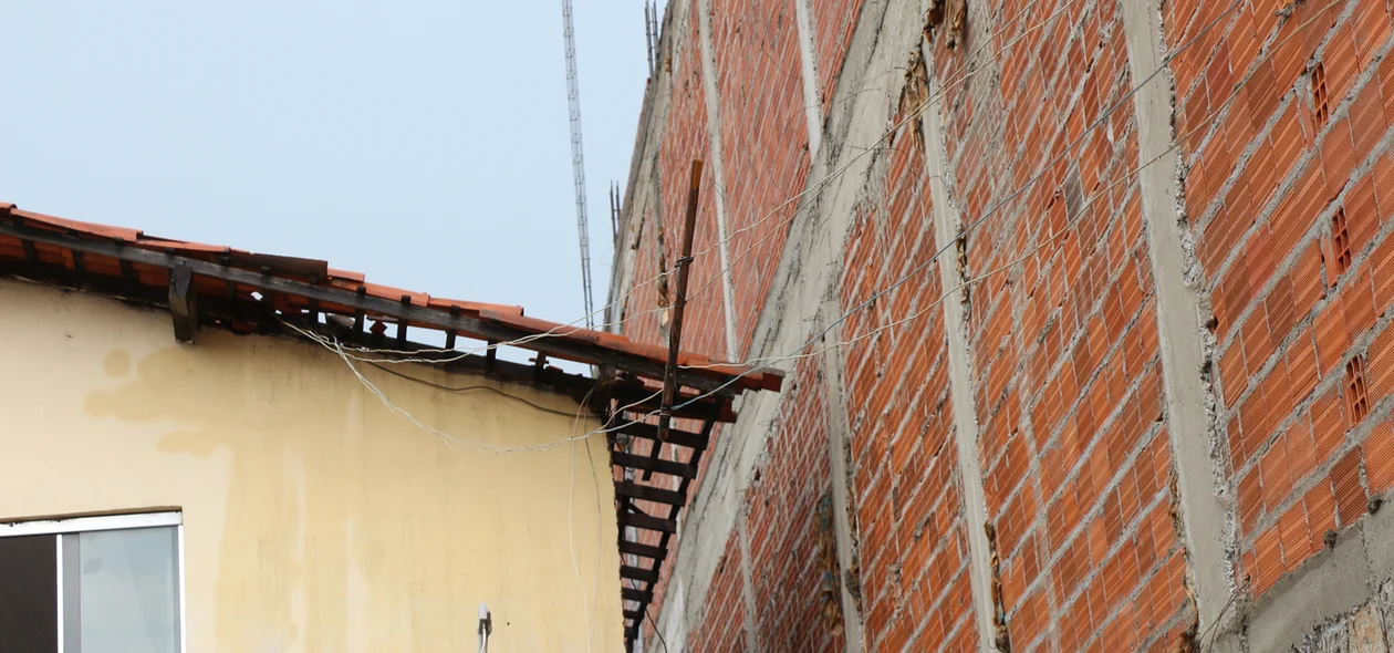 Parte do telhado do imóvel foi atingido com a queda da parede em construção