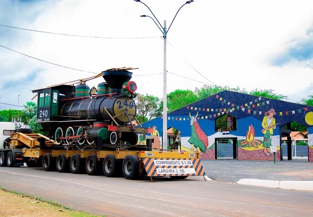 Valdeci Cavalcante traz locomotiva que fará percurso no litoral do Piauí 