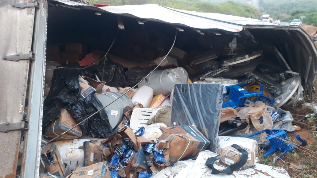 Carreta ficou tombada no meio da pista