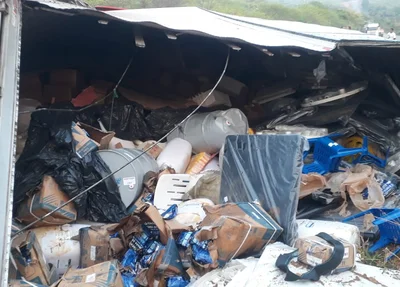Carreta ficou tombada no meio da pista