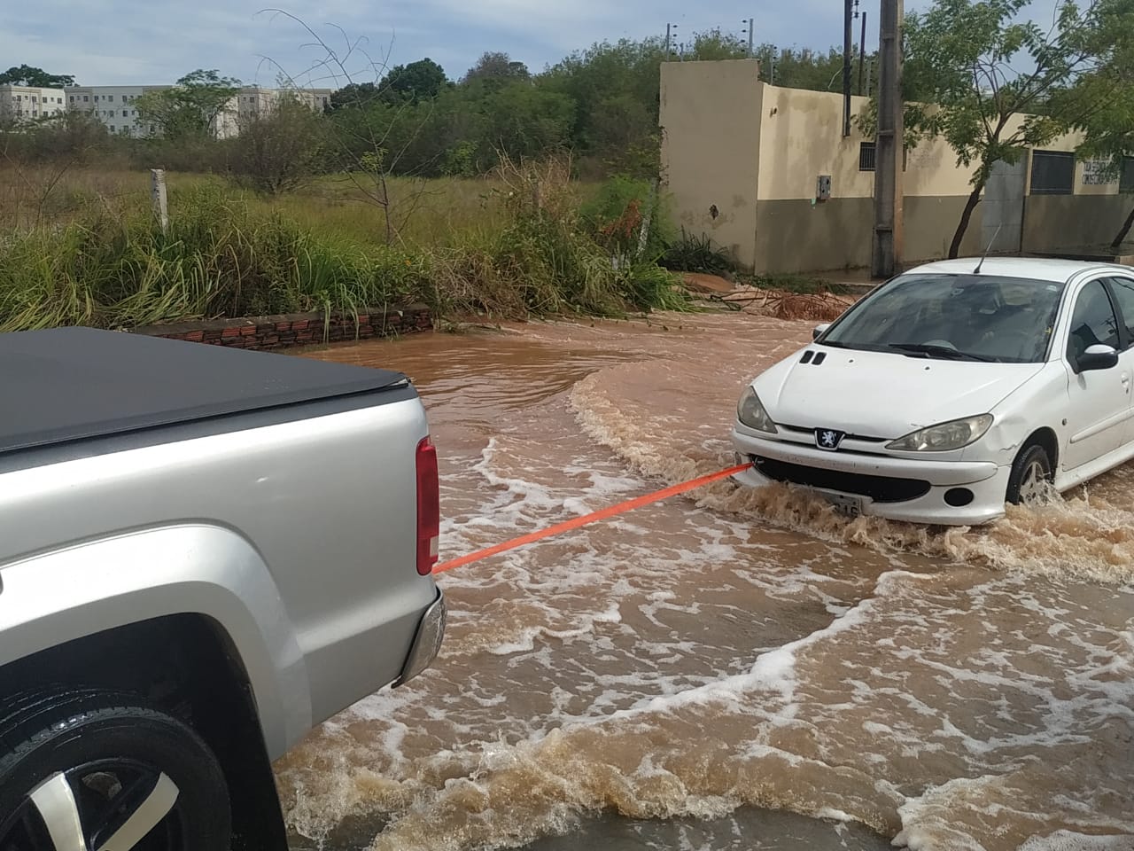 Carro ficou preso na Avenida Joaquim Nelson