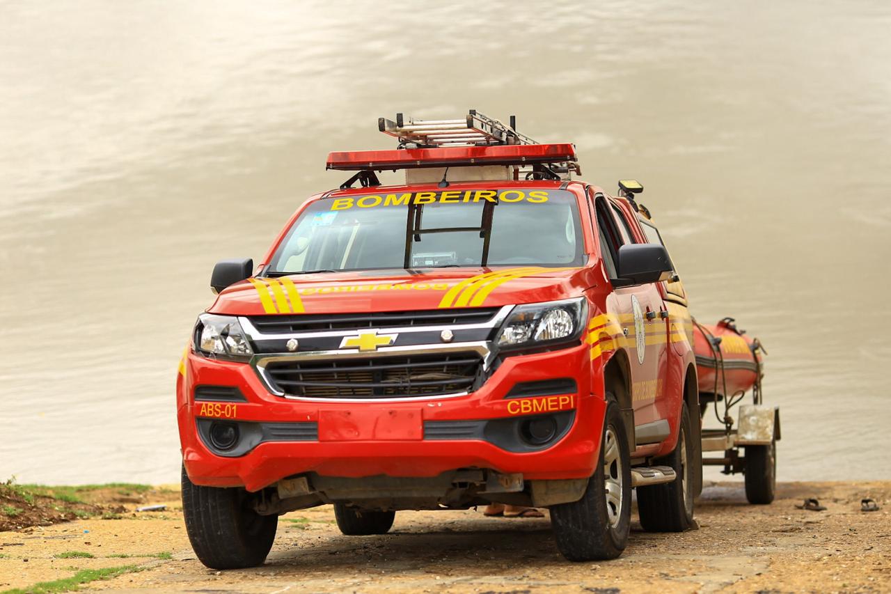 Corpo de Bombeiros do Piauí retirou o corpo de dentro do rio