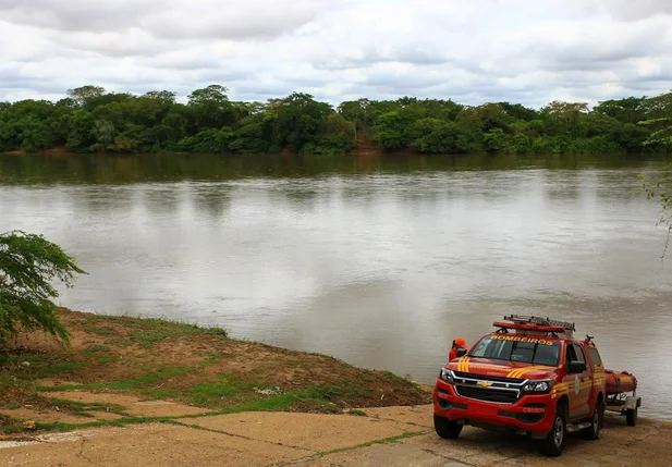 Corpo de Bombeiros do Piauí retirou o corpo do Rio Parnaíba