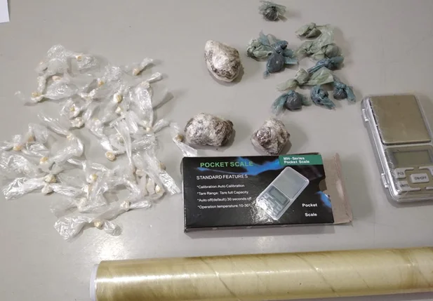 Material apreendido com a acusada
