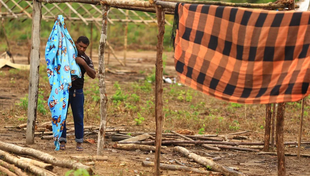 Moradores retirando os pertences pessoais do terreno