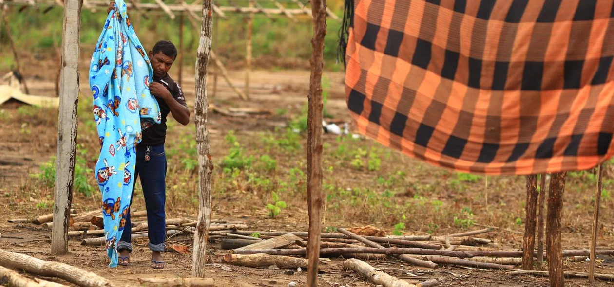 Moradores retirando os pertences pessoais do terreno