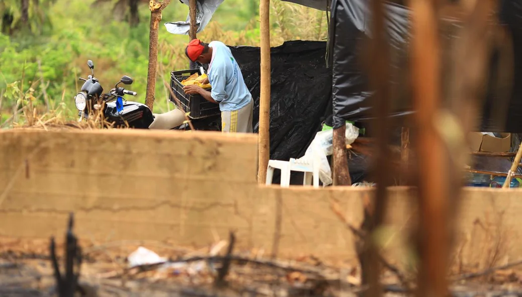 Moradores se retirando do terreno