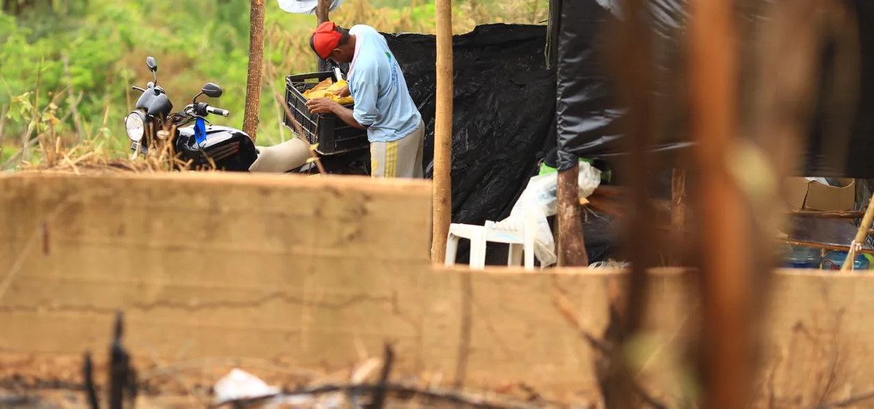 Moradores se retirando do terreno