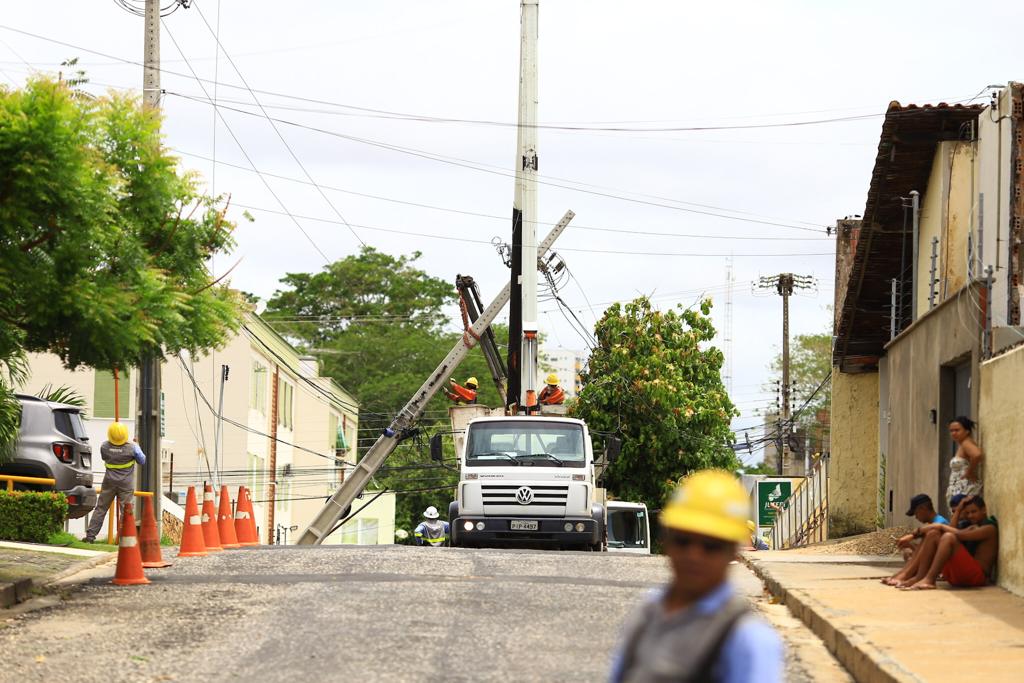 Poste foi segurado pelos fios de rede telefônica