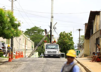 Poste foi segurado pelos fios de rede telefônica