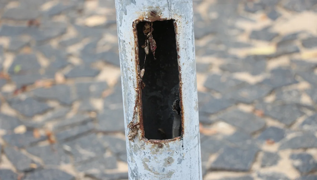 Fios da iluminação pública da praça foram furtados