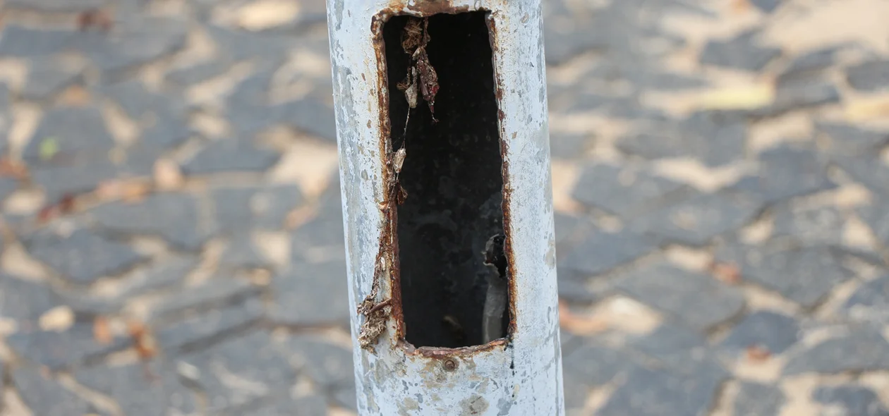 Fios da iluminação pública da praça foram furtados