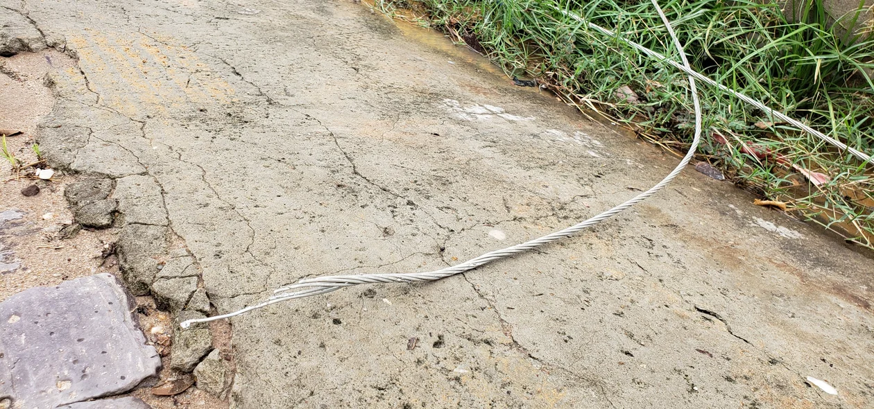 Fios partidos na calçada
