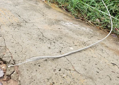 Fios partidos na calçada