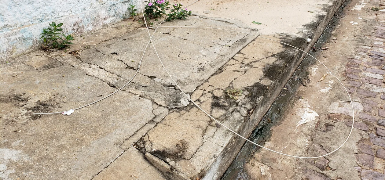 Mais fios partidos nas calçadas