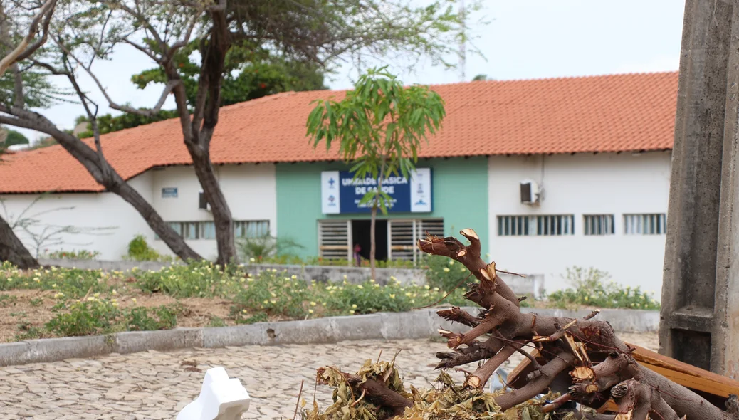 Praça em frente a UBS está abandonada